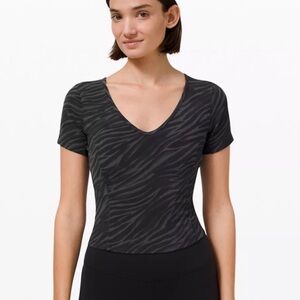 🌼Lululemon Nulu Slim Align T-shirt Zebra Print V neck Short Sleeve size 2